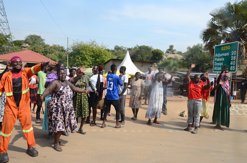 Voters waving during Muntu's election campaign. (Credit: Isaac Nuwagaba)
