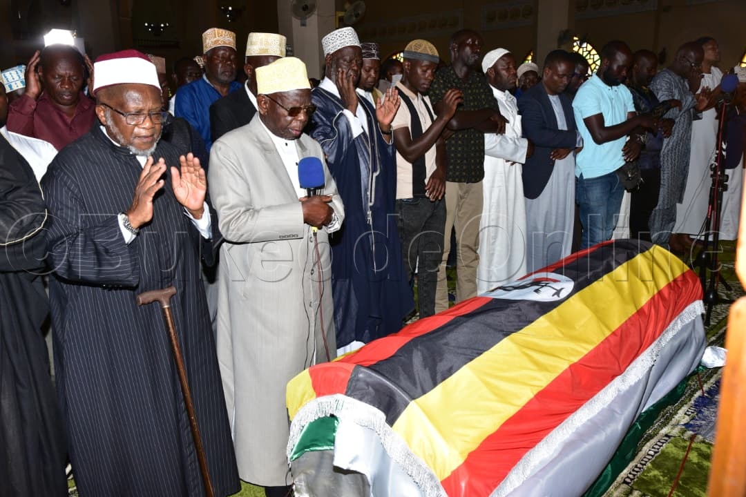 Omulambo gwa Gen. Moses Ali nga bagusaalira.