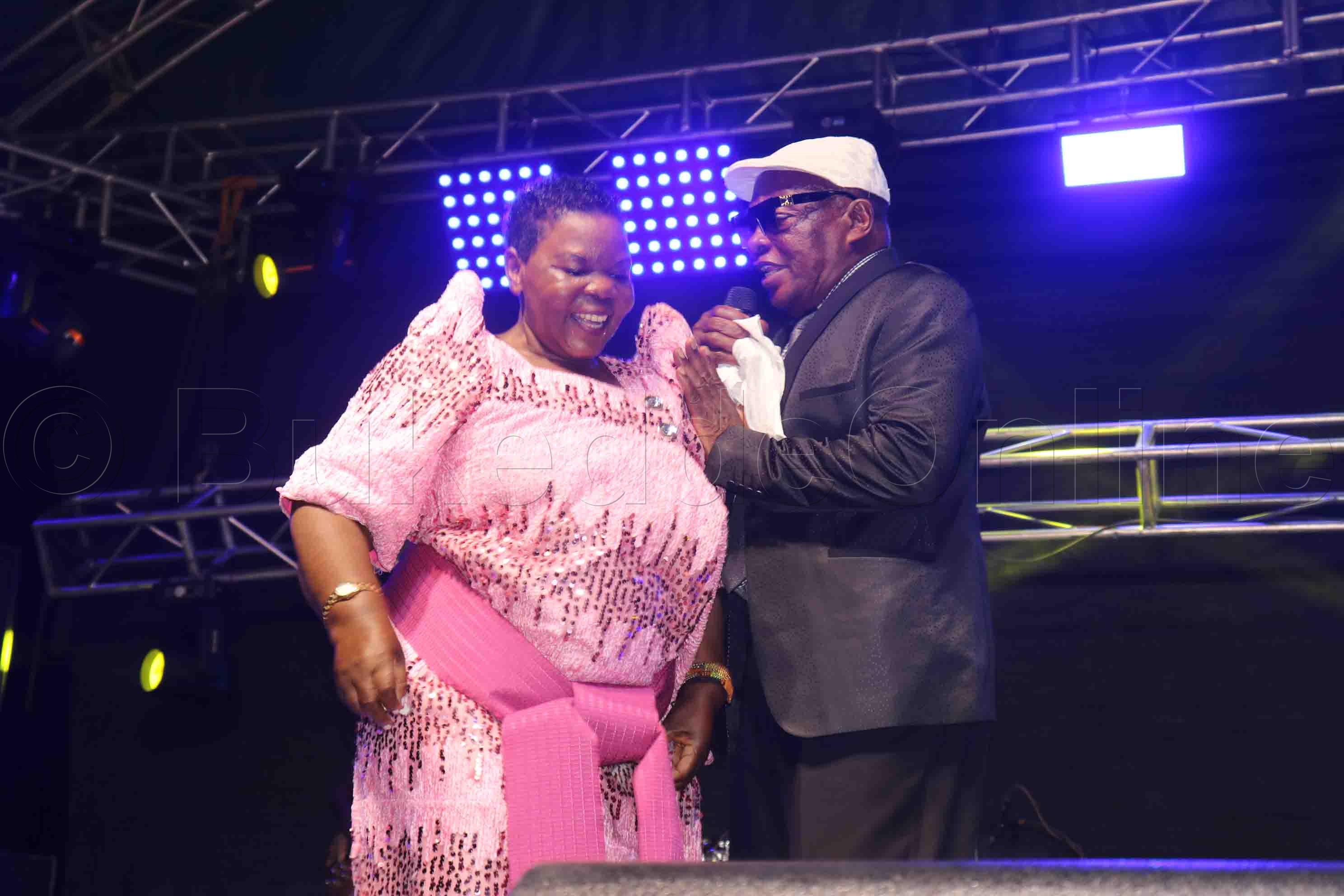 Ssebatta ne Maama Kiine ng'ayimba.