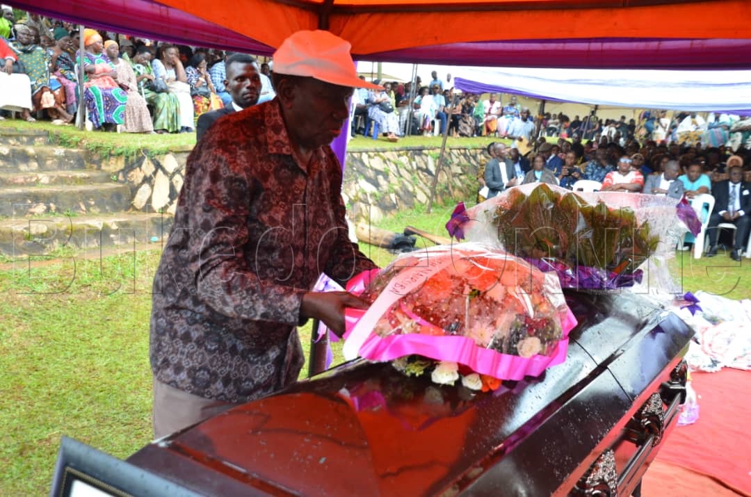 Katikkiro eyawummula JB Walusimbi ng'ateeka ekimuli ku mugenzi