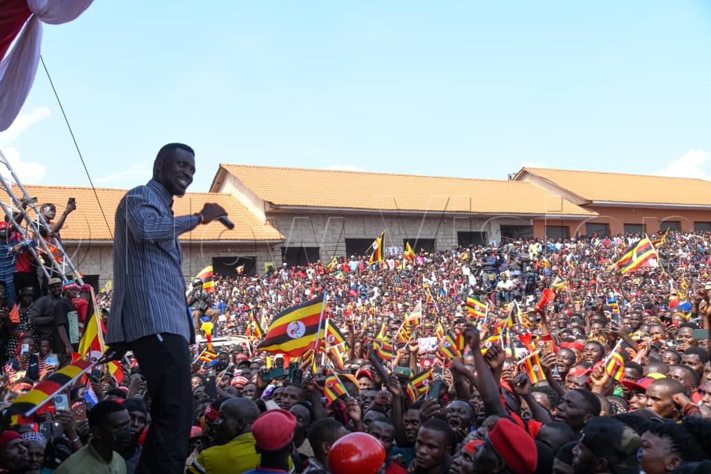Kyagulanyi addressing NUP supporters. (Credit: Ponsiano Nsimbi)