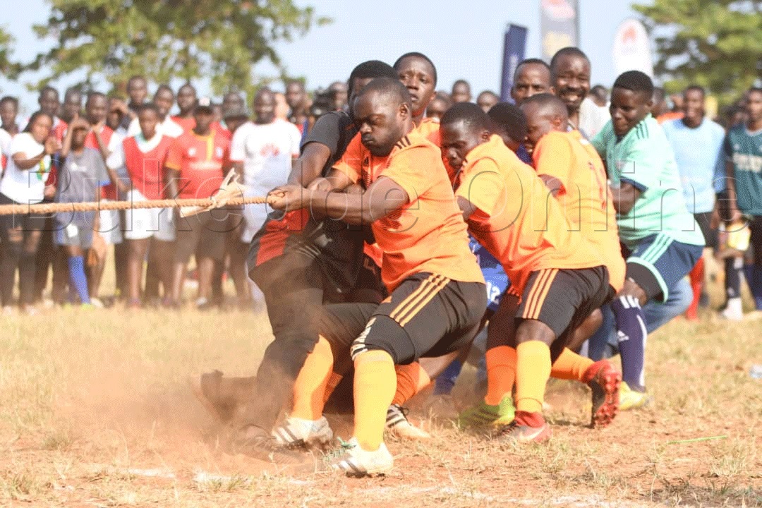 Kapiteeni wa Vision Group Julius Kafuluma ng'attunka mu mpaka z'okusika omuguwa 