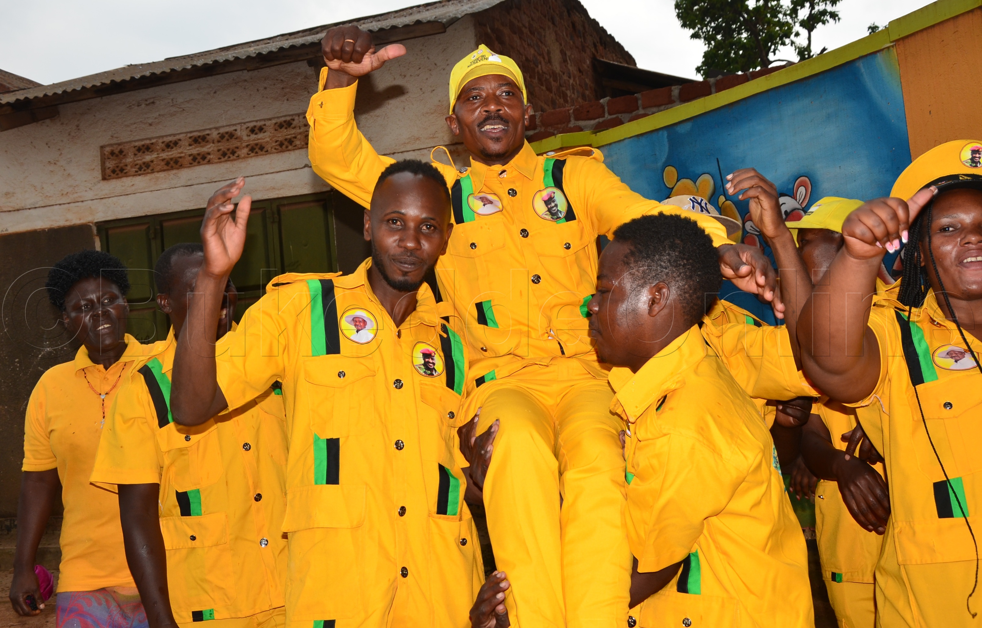 Kaweesa n'abawagizi be nga bawaga