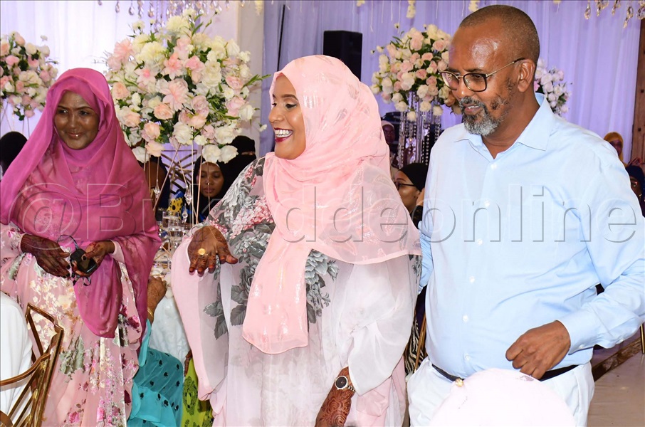 Omumyuka Wa Katuukiro Wa Busoga Ow'okubiri Osman Noor Ahmed (ku Ddyo) Ne Mukyala We (wakati) Nga Batuuka Ku Mukolo Ogw'okusiba Mutabani Waabwe Nikka E Jinja.