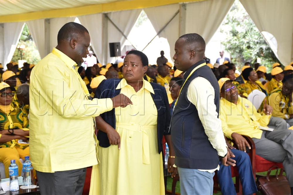 Ssaabawandiise wa NRM Richard Todwong ng'awayaamu ne bannakibiina