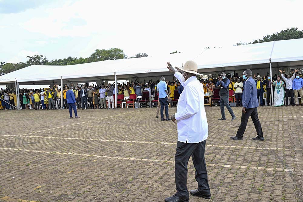 Purezidenti Museveni abugaineho abeebembezi ba NRM omuri Kampala..(Photo by PPU)