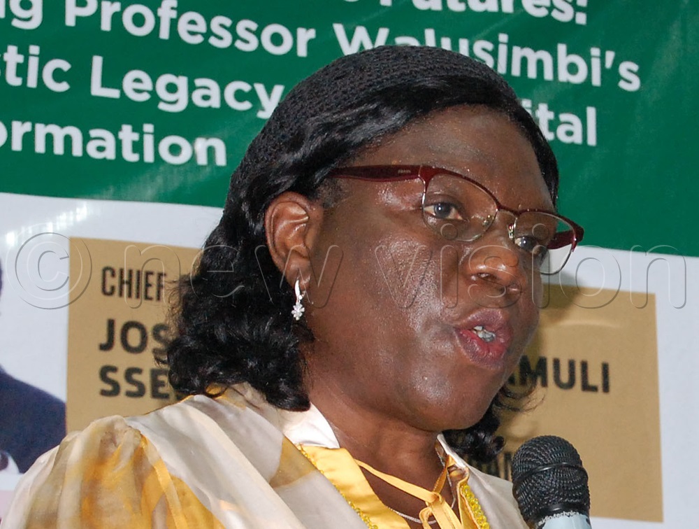 Dr Alice Nabalamba paying tribute to her dad Prof. Livingstone Walusimbi. (Photo by Mathias Mazinga)