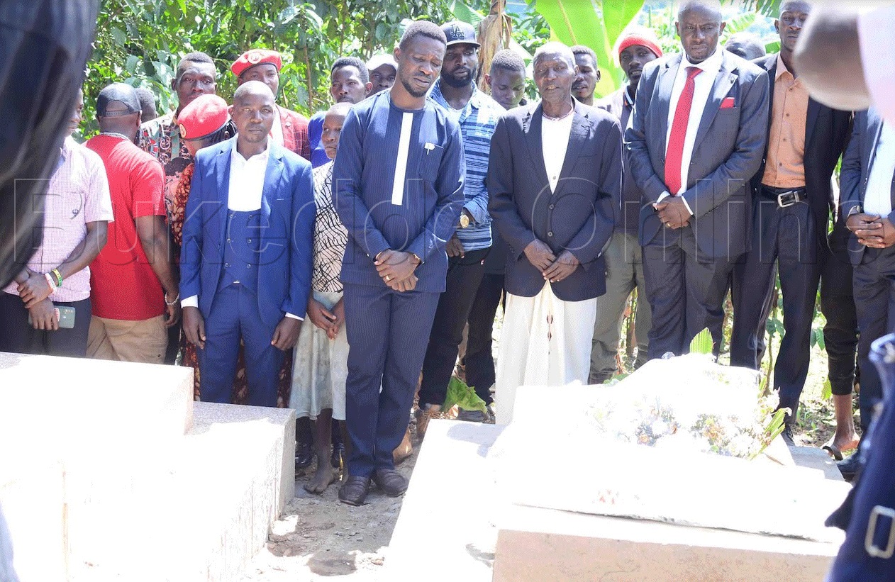 Bobi Wine ng'ali ku ntaana z'abafiira mu kabenje
