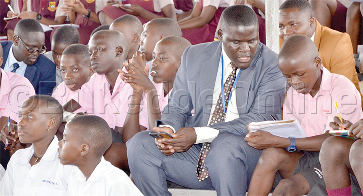 Abayizi ba Timnah Schools Luweero nga bali n’omusomesa waabwe mu mpaka za Pass PLE e Kitante.