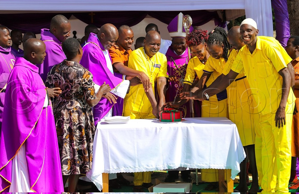 Cutting of the cake with the inmates. (Credit: Habert Eyoku)