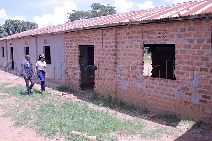 Tumukunde Ng'alambula Essomero Lya Kinoni Primary School We Yasomera.