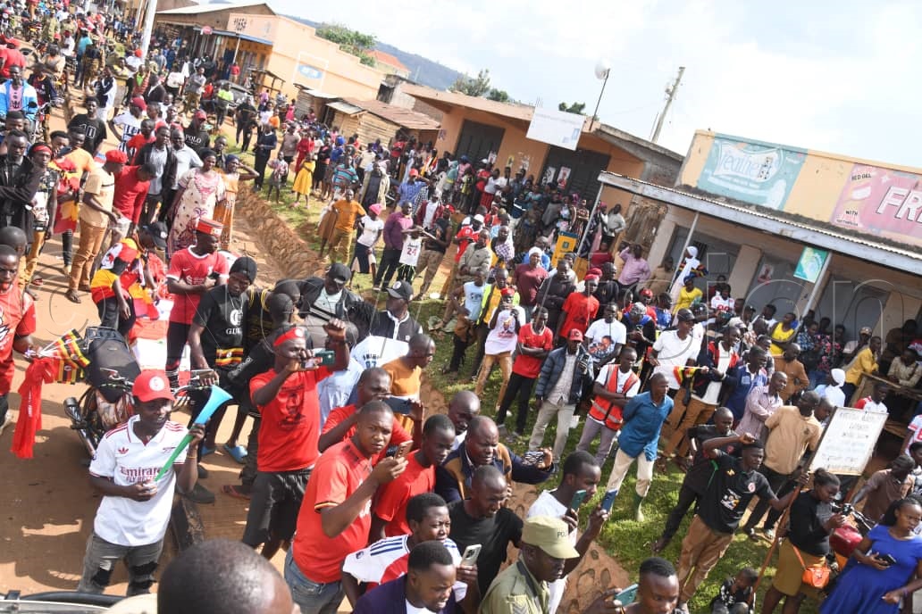 Bystanders looking on during Kyagulanyi's campaign. (Credit: Ponsiano Nsimbi)