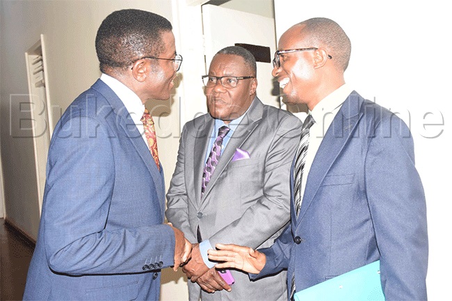 Katikkiro Mayiga ng'ali n'abakungu be