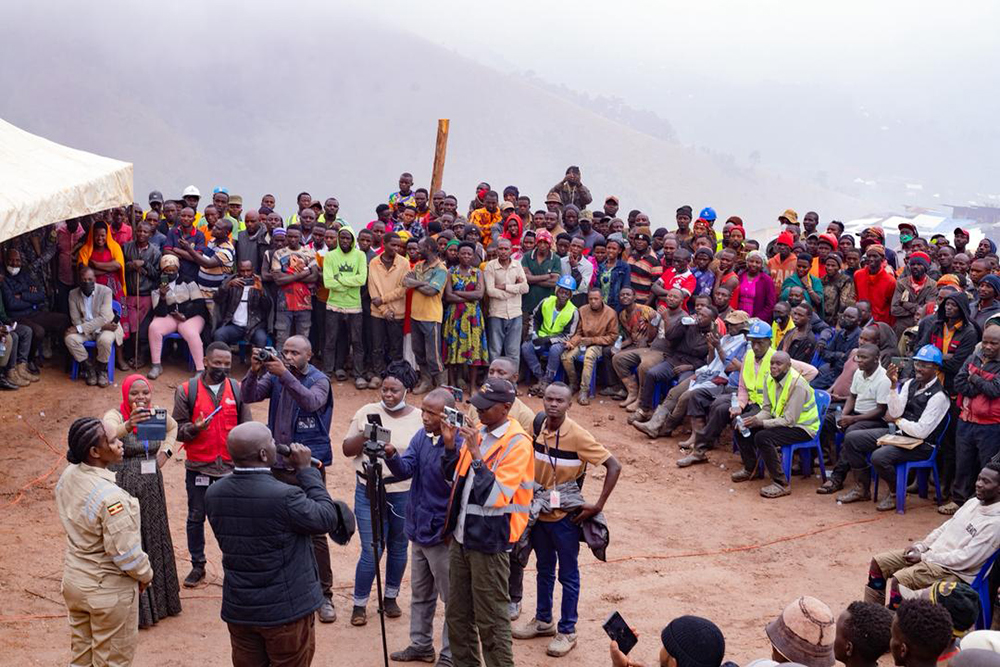 Minister Phiona Nyamutoro addressing settlers near the gold mine in Kyayugwe Subcounty, Kanungu District on July 01.