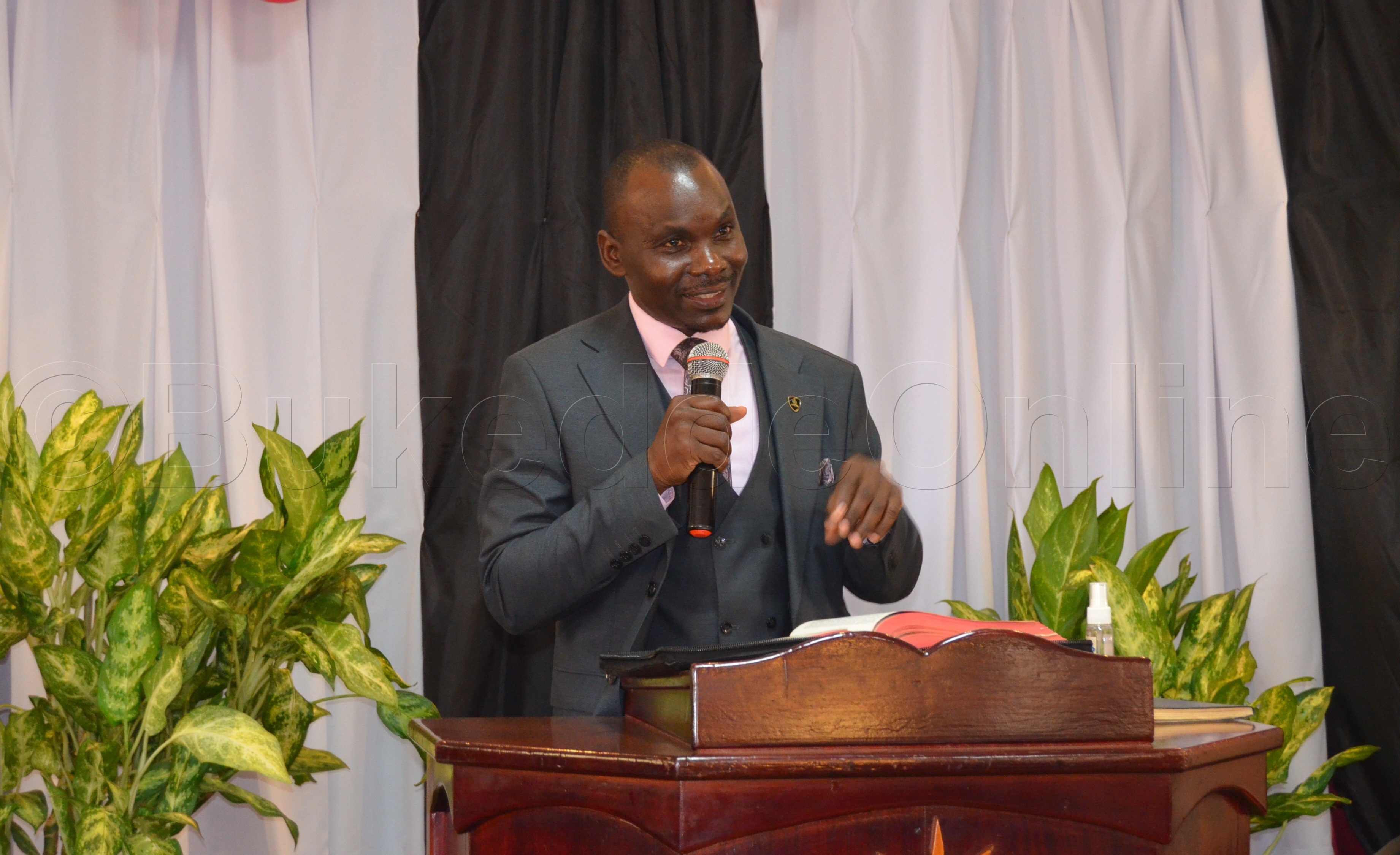 Omusumba Damiano Kato Eyakiikiridde Omulabirizi Wa Central Buganda ng'abuulira.