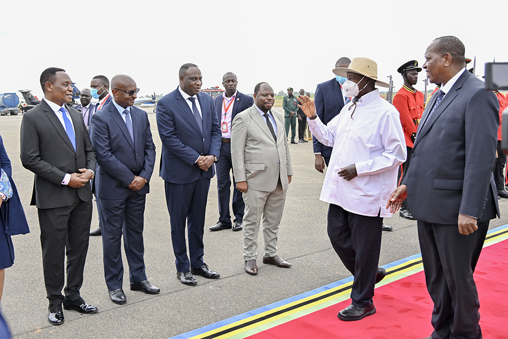 President Yoweri Kaguta Museveni welcomed by officials upon arrival at Dar es Salaam airport during a working visit to Tanzania. (PPU)