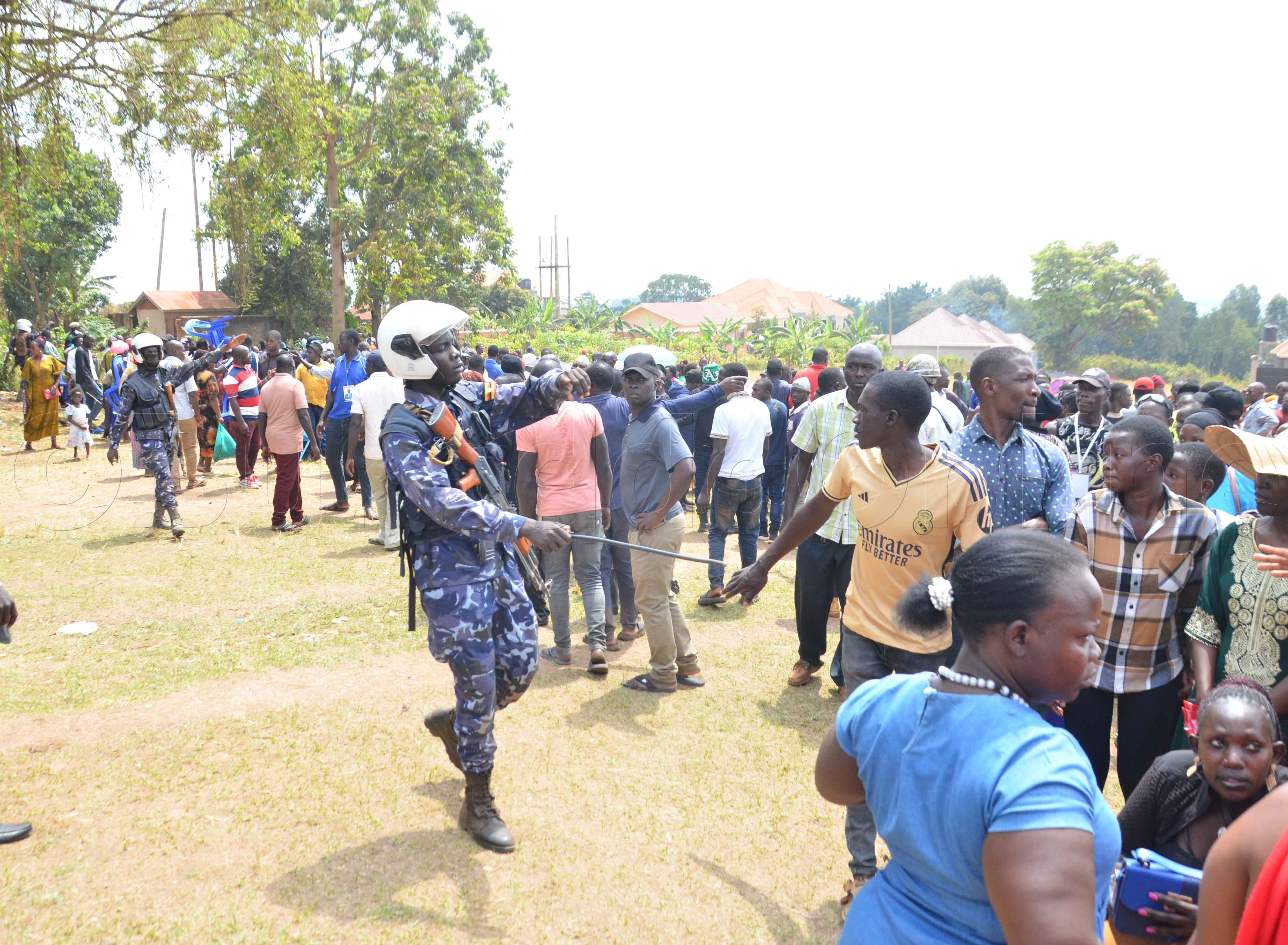 Abaserikale nga batangita abantu okuyingira ewalondebwa e Kavumba