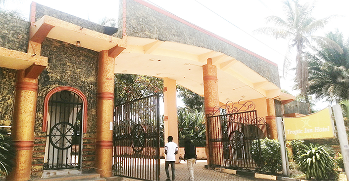 Omulyango oguyingira ku wooteeri ya Tropical Inn e Masaka.