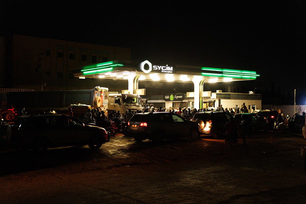 Vehicles queue up to get petrol at a service station in Bamako, on October 6, 2025. Since September the Group for the Support of Islam and Muslims (JNIM), affiliated with Al-Qaeda, has been targeting fuel tankers, particularly those coming from Senegal and Ivory Coast through which the majority of goods imported into Mali transit. Despite escorts by the Malian army several trucks have been set on fire and drivers and soldiers have been killed or kidnapped in jihadist ambushes. (Photo by AFP)