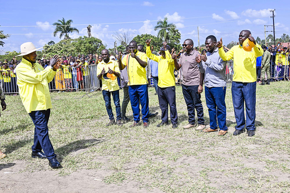 President Yoweri Kaguta Museveni being welcomed by the officials of the Mbale State Lodge Neighbors SACCO member at Busamaga ward in Mbale city.