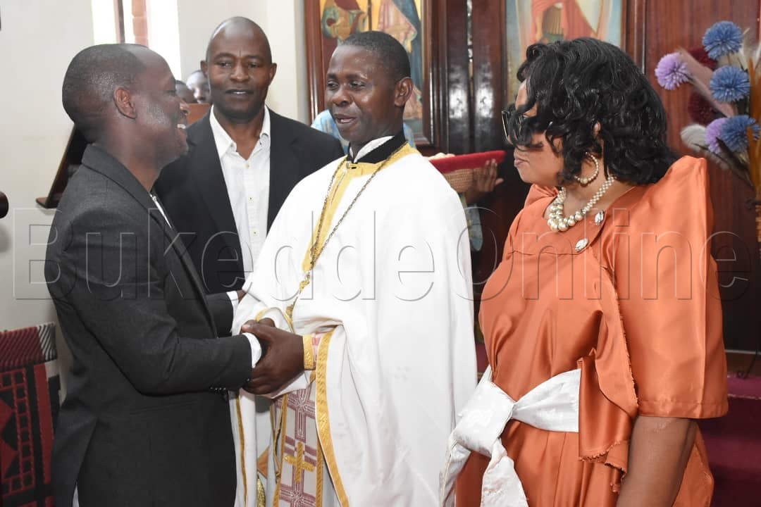 Minisita Sserwanga ( ku kkono) ng'abuuza ku Fr. Stellios Kasule