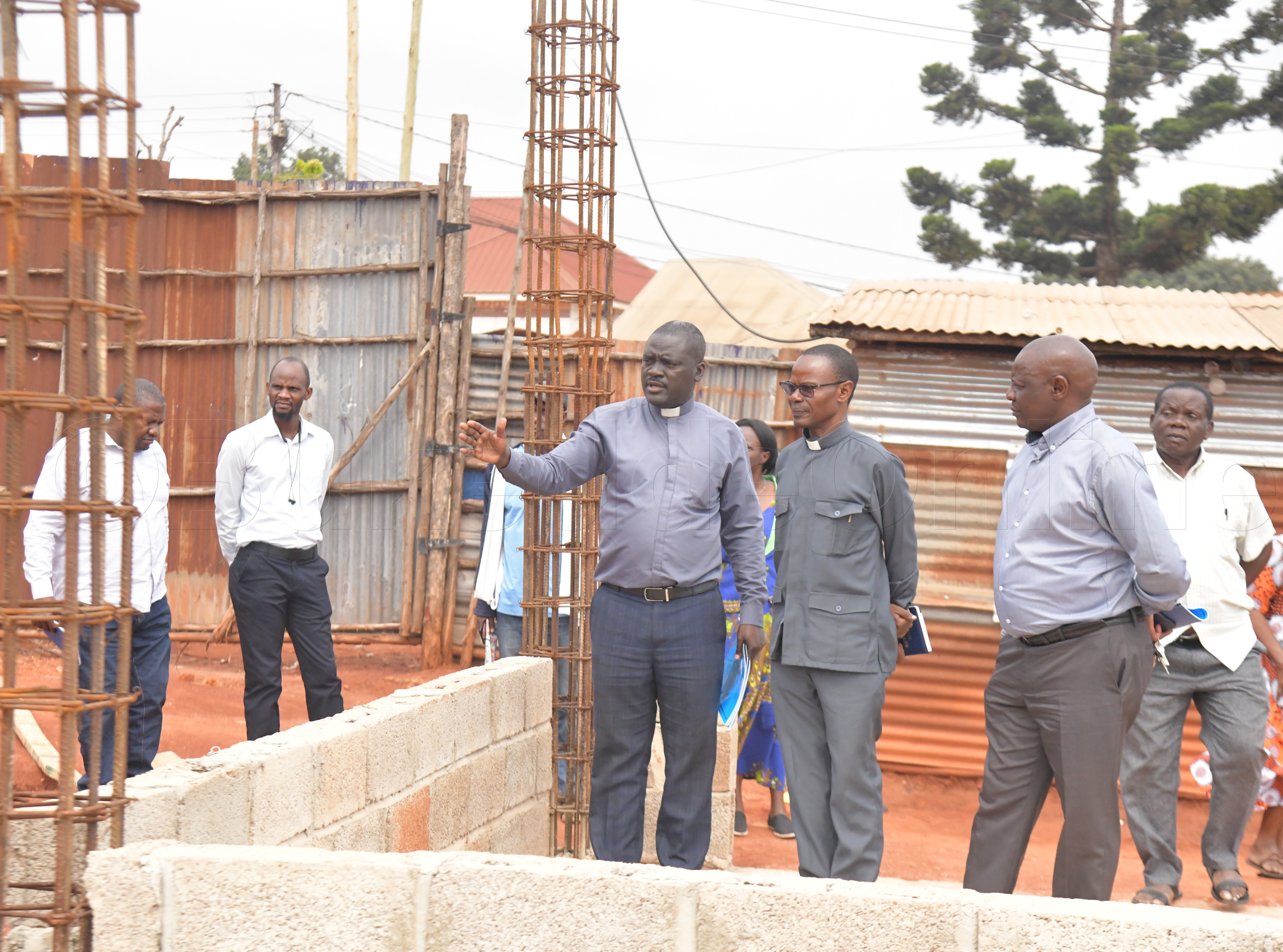 Rev Merewooma Ng'alaga Rev. Kimmanje Pulojekiti Y'ekizimbe Gy'alese Ng'evudde Ku Musingi