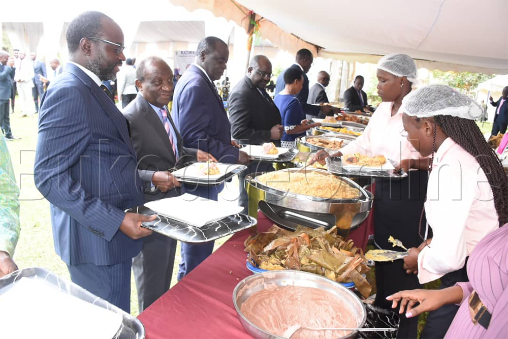 Abagengi ku mukolo gwa KAatikkiro nga balya ekimere