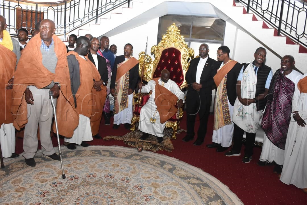 Omukama Kijjanangoma Nyabong mu kifaananyi ne basajja be