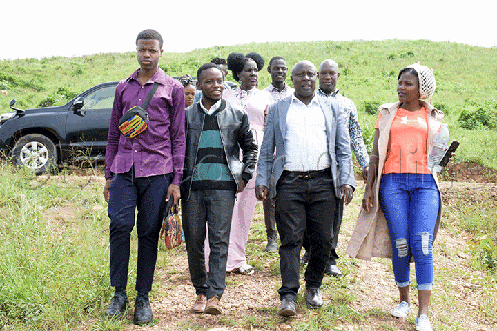 Batte Owa Njovu(mu Kkooti)  Ng'alambuza  Abavuganya Ettaka Gye Liyisiza.
