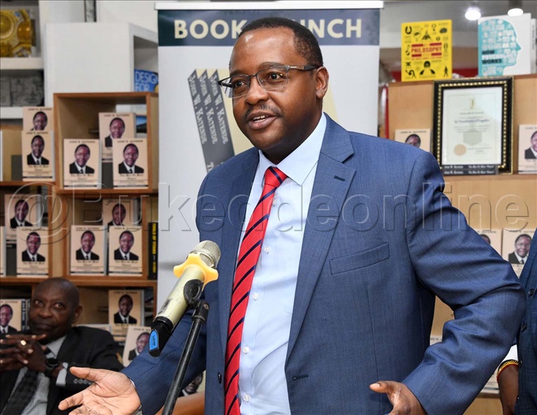 Munnamateeka Sim Katende, Ng'ayogera Ku Kitaawe John Katende