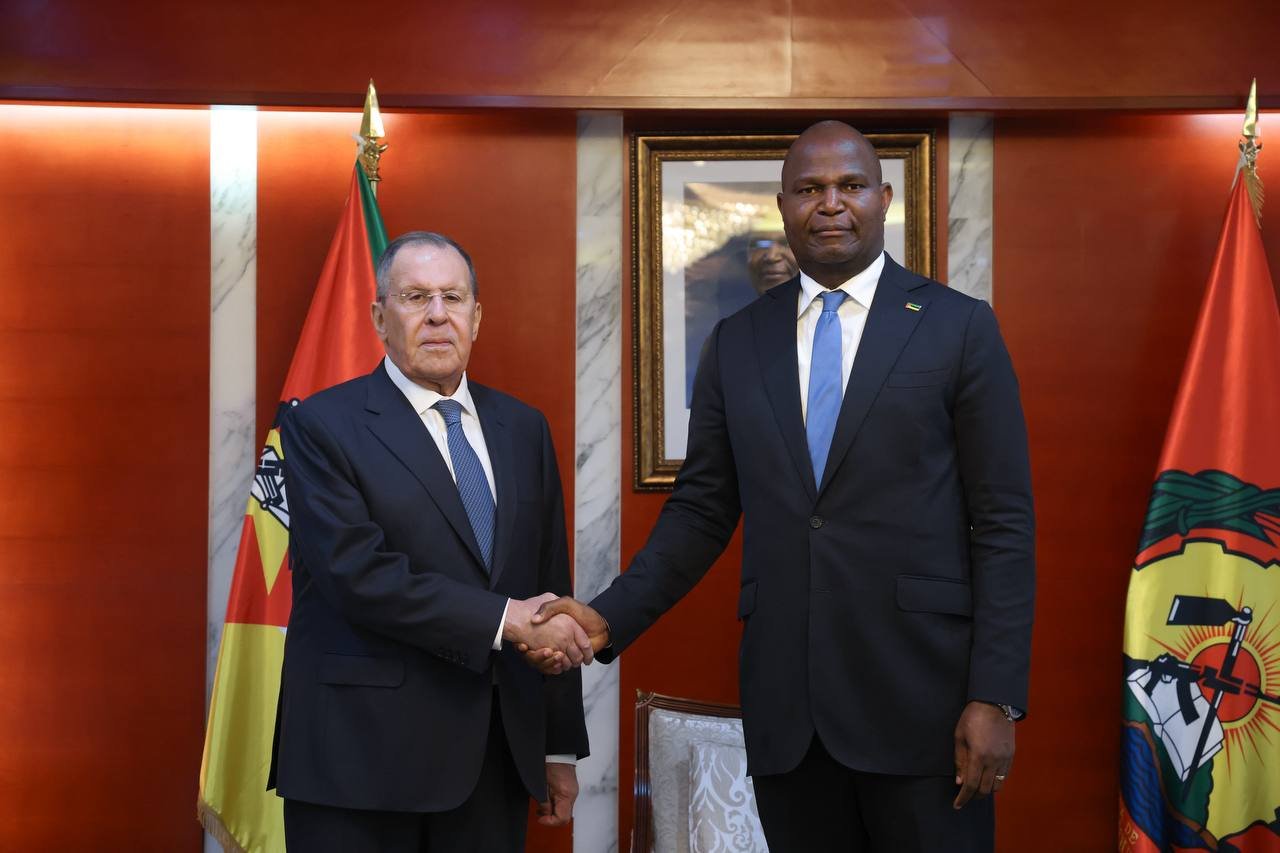 Lavrov (left) with president Daniel Chapo of Mozambique during his tour. Courtesy Photo