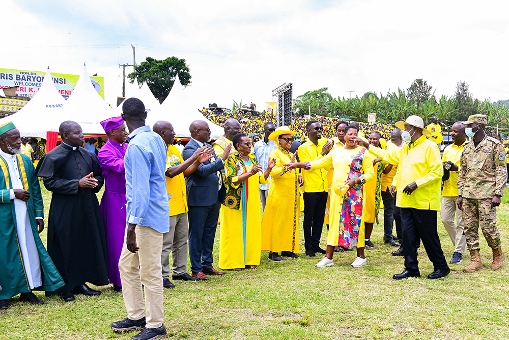 President Museveni greets some of Kanungu's political leaders as he arrives at Rwere play grounds in Kinkinzi East County in Kanungu district to address supporters at his campaign rally. (PPU)