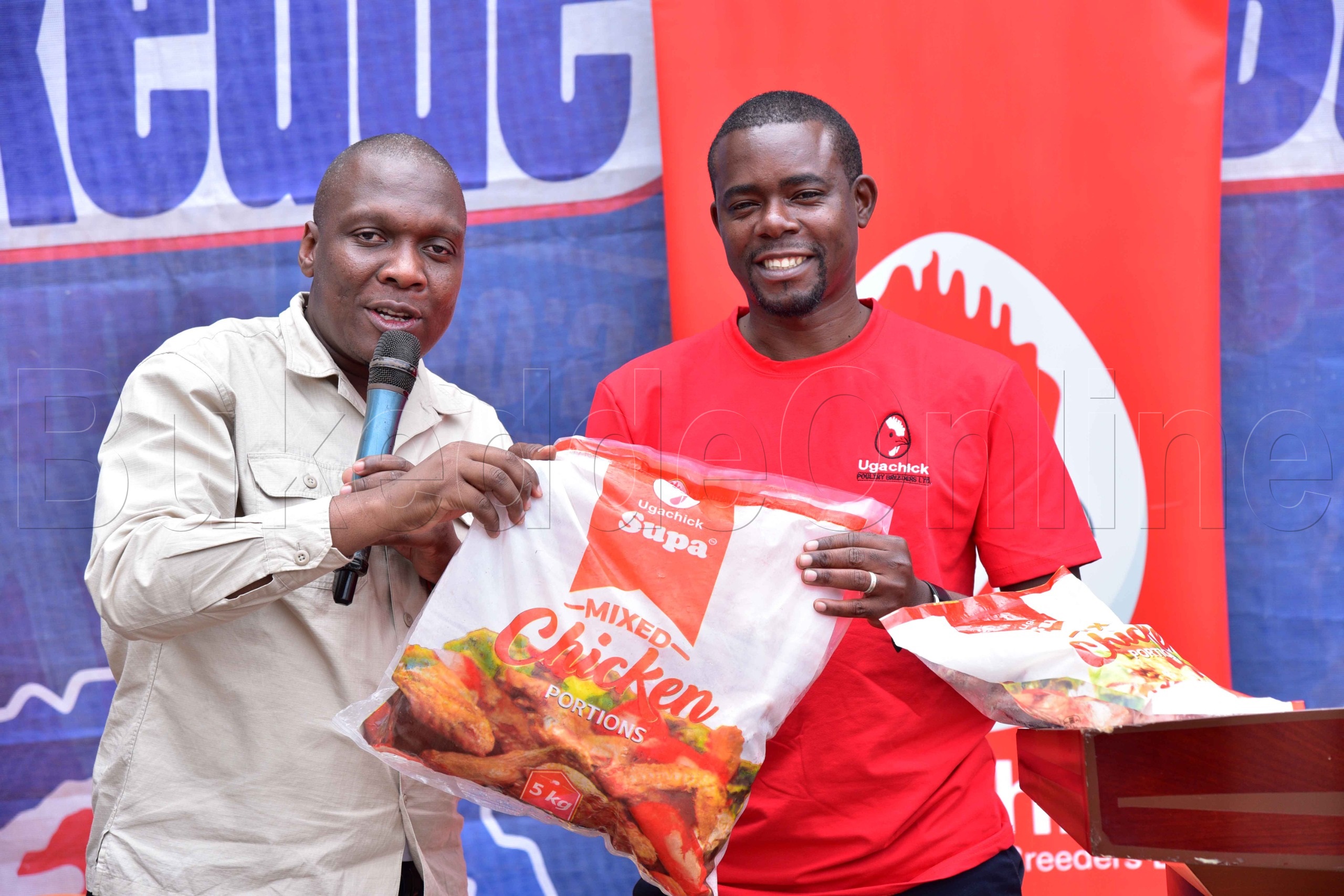 Simo Omunene w'ekibuga nga akutte eri ku ttu lya ssekukkulu