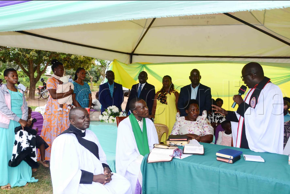 Ssaabadinkoni Ebil nga yeebaza Bannalotale be Semuto okwetaba ku mukolo gw'okuzimba ekkanisa ya Mukama