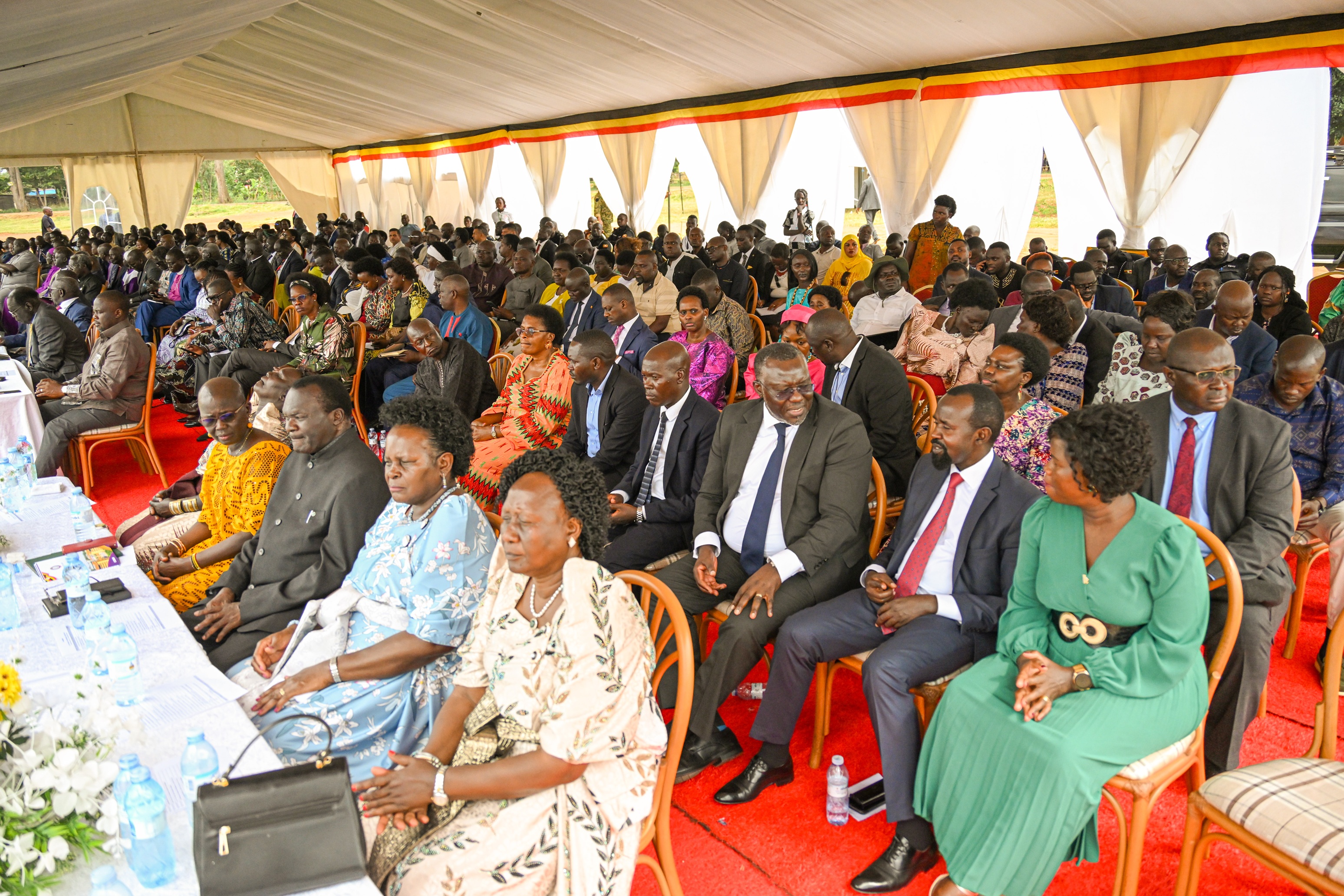 President Museveni asiimire Owiny-Dollo ahabw'okureetaho obumwe omumatemba g'eihanga...(PPU Photo)