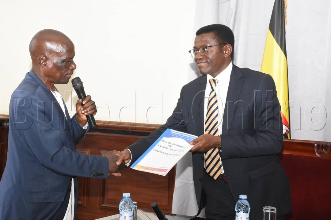 Kumama ng'akwasa Katikkiro Mayiga (ku ddyo) ekiwandiiko ekikwata ku nsonga z'abakenye