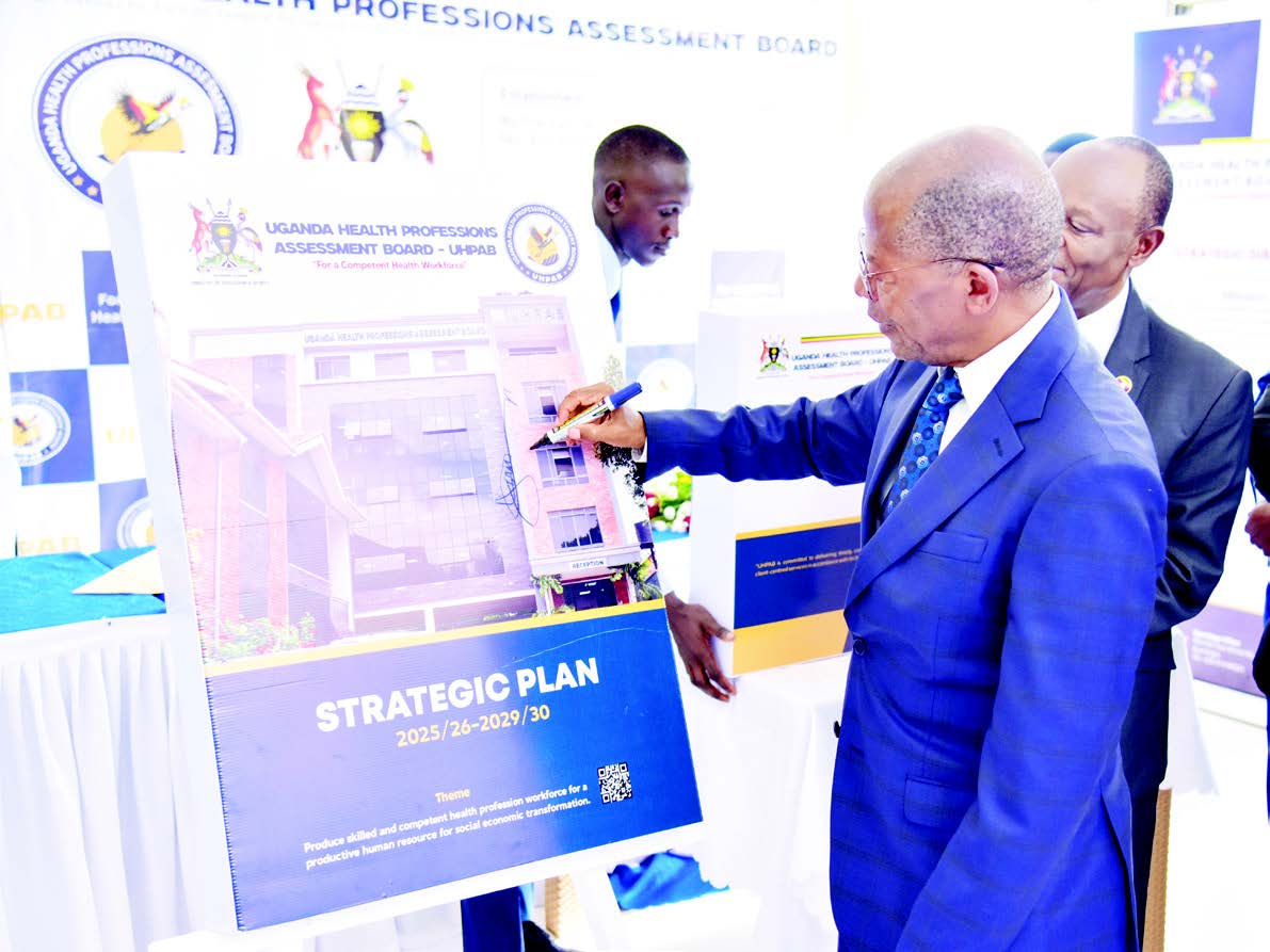 Dr. Jc Muyingo Ng'assa Omukono Ku Nteekateeka Eyatongozeddwa.