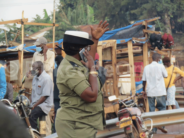 Omu ku baserikale abaabadde bakebera abantu yalabiddwaako ng'aliko essimu gy'akuba
