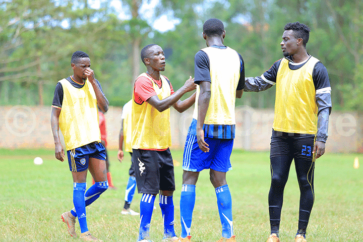 Shafiq Kagimu ku kkono ng'abulirira Patrick Mbowa ne Farouk 