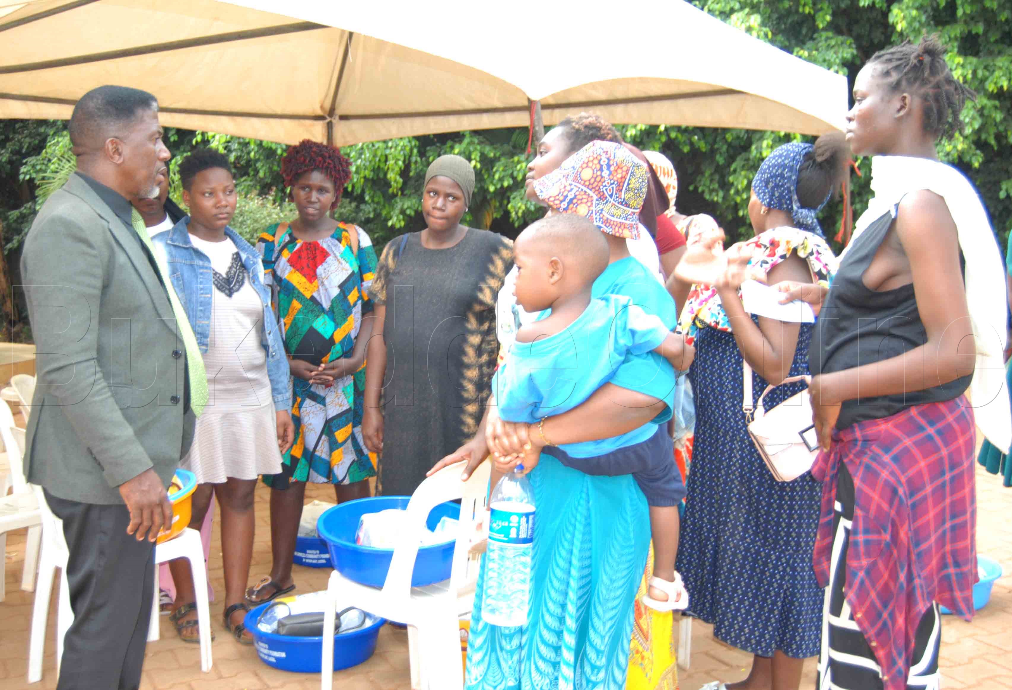 Omubaka Balimwezo ng'ayogera n'abakyala