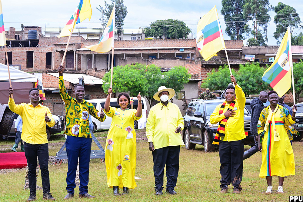 NRM party flagbearers for Naminsindwa district pose for a photo with President Museveni during a campaign rally in Namisindwa on Saturday. (PPU Photo)