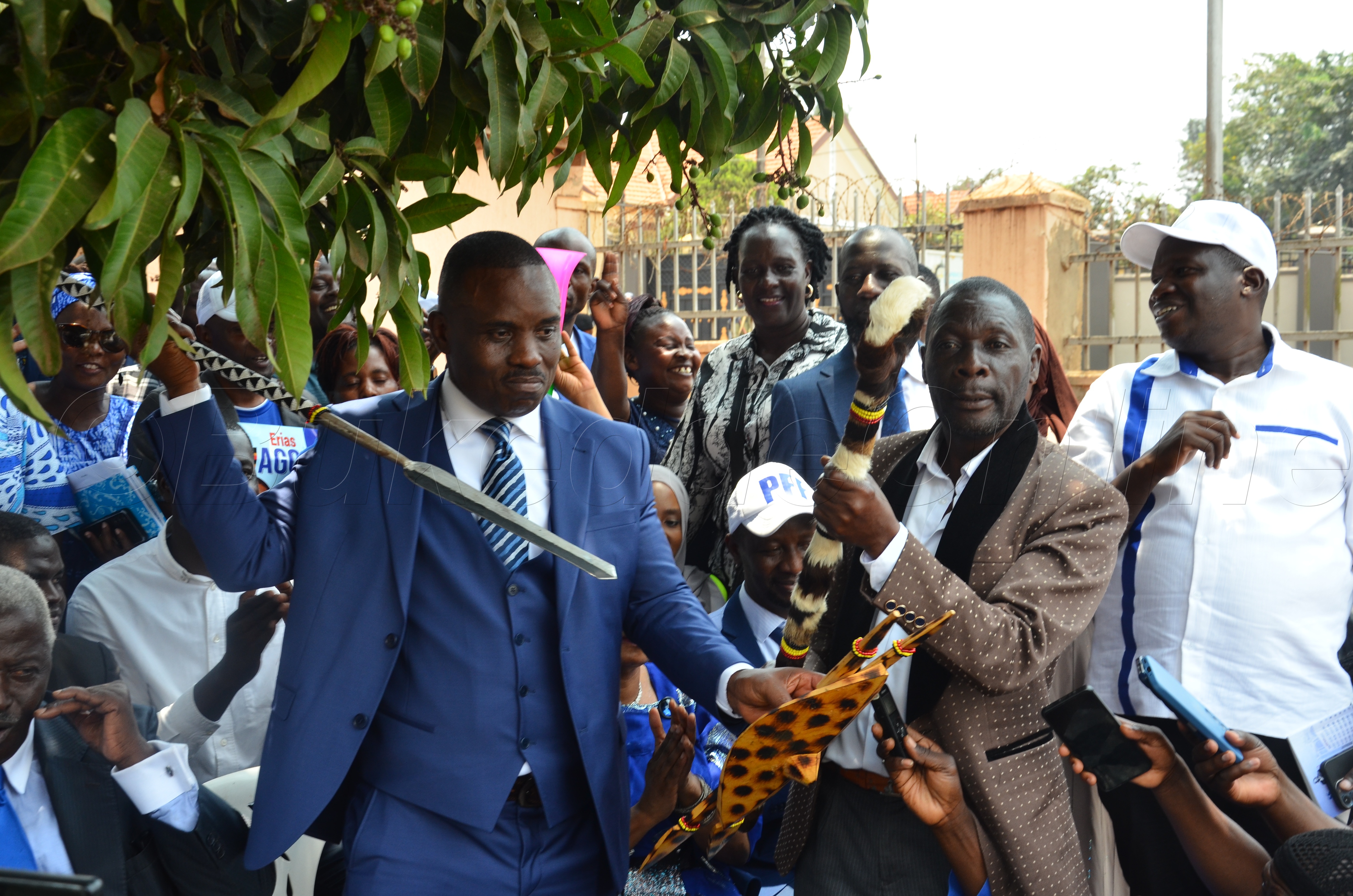 Abawagizi ba Lukwago nga bamukwasa ebikola okubatwala mu maaso.