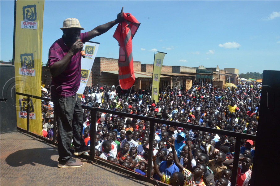 Many listeners received gifts of different types during the Piny Dong Oruu market activation. (All Photos by Ismael Jacobs)
