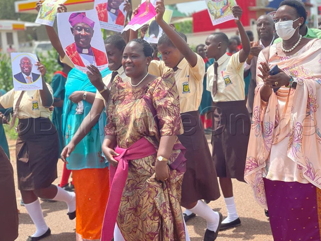 Omubaka Mary Begumisa  ne Shartsi Musherure kuteesa owa Mawogola North mu kwaniriza Ssaabalabirizi e Ssembabule.