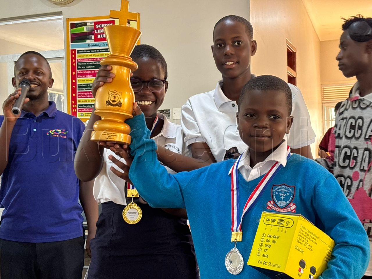 Abayizi ba Wampewo Ntake nga bajaganya okuwangula ekirabo kyessomero eryasinze