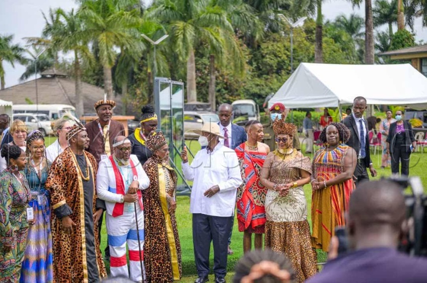 Pulezidenti Museveni ng'ali n'abantu
