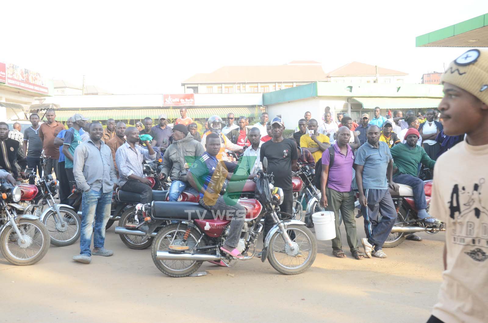 &lsquo;Mutatoorana abeebembezi abatarikubareetera obuheereza&rsquo; &ndash; Gen. Muntu...(Photo by Isaac Nuwagaba)