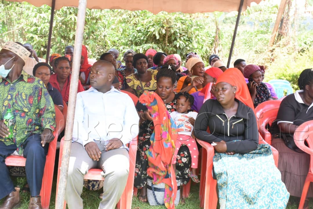 Abakungubazi mu tenti.