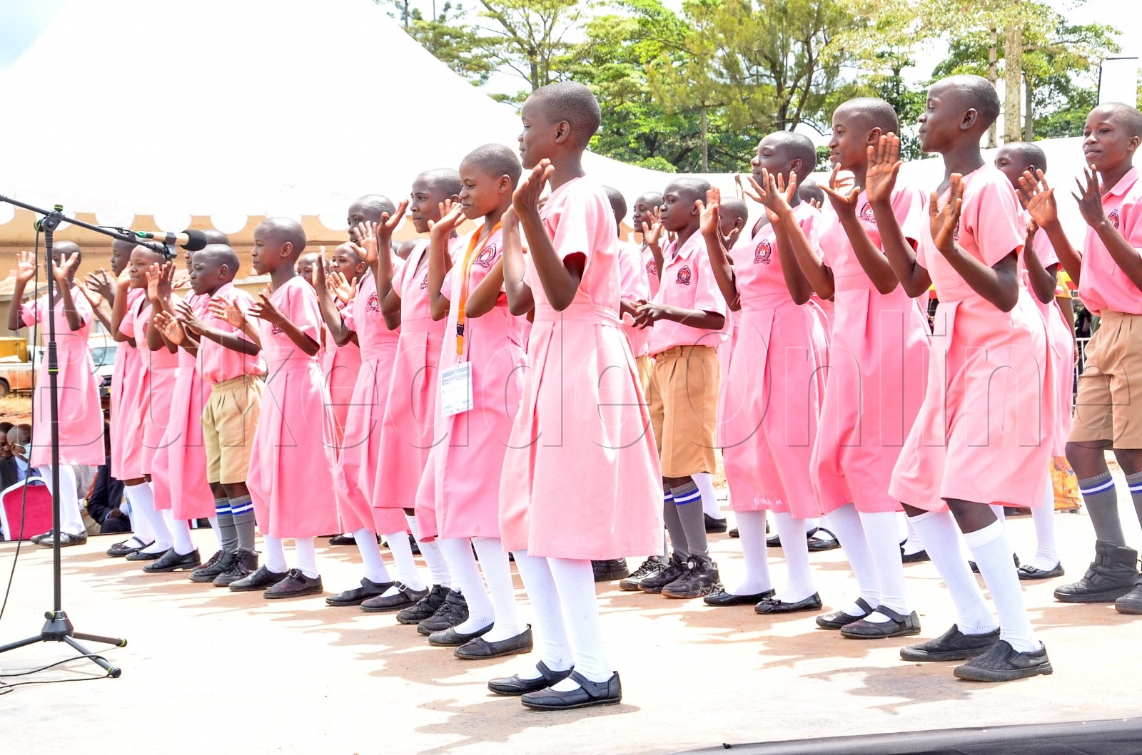 Abaana nga basasnyusa abagenyi ku mukolo gw'okukuza olunaku lw'abakozi