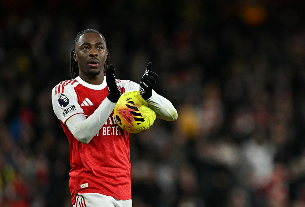 Arsenal's English midfielder #10 Eberechi Eze caries the match ball as he applauds the fans following the English Premier League football match between Arsenal and Tottenham Hotspur at the Emirates Stadium in London on November 23, 2025. Arsenal won the match 4-1. (AFP Photo)